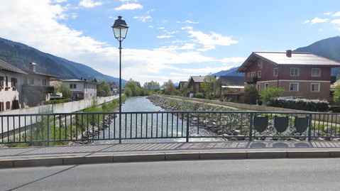 Blick von der alten feststehenden Brücke auf die Salzach